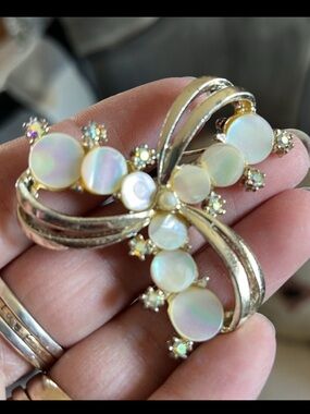 Vintage Mother-of-Pearl & Rhinestone Swirl Brooch – Silver Tone Statement Pin